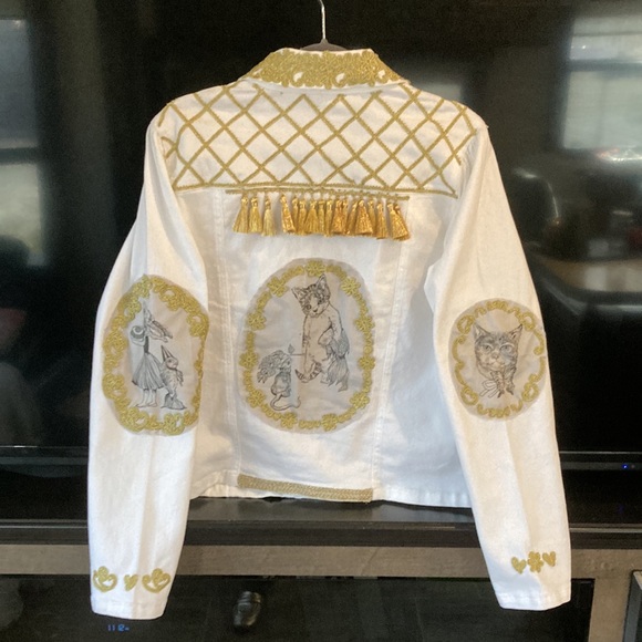 Baroque style White Jacket with Gold Embroidery - Picture 7 of 15